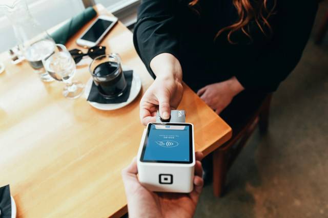 Iemand betaalt contactloos met een betaalkaart
