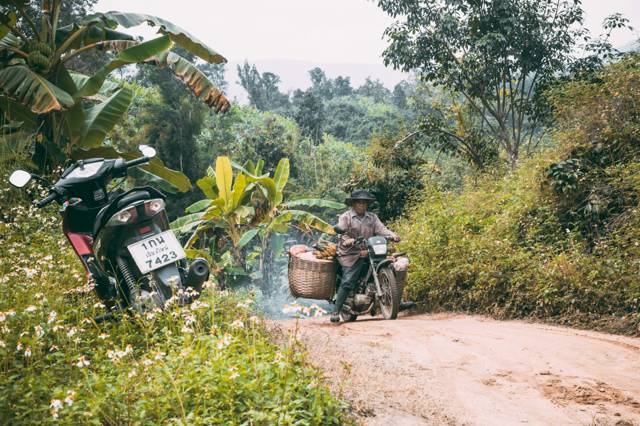 Motorrijder op een bospad in Noord-Thailand