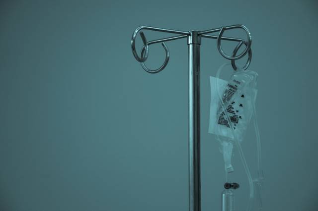 Infuuszak aan een standaard in een ziekenhuiskamer