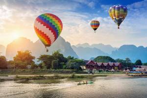 Luchtballonnen boven de rivier bij Vang Vieng