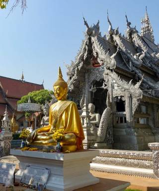 Gouden Boeddhabeeld voor een Thaise tempel