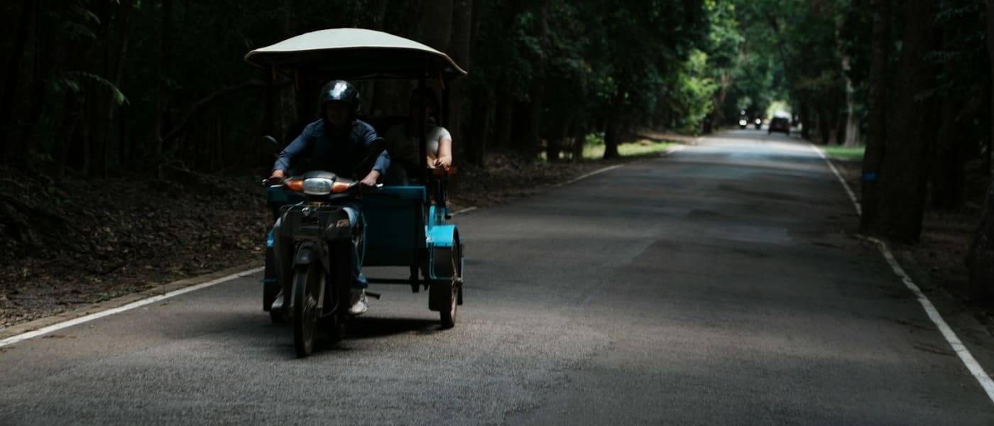 Tuk-tuk op een weg door het bos