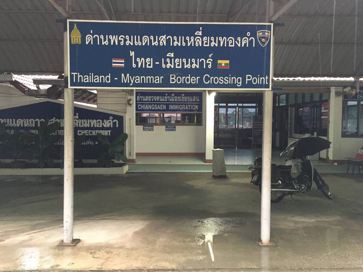 Bord bij een grenspost met de tekst Thailand Myanmar Border Crossing Point