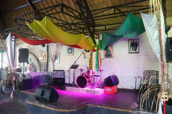 PACA'S Reggae Bar & Hostel