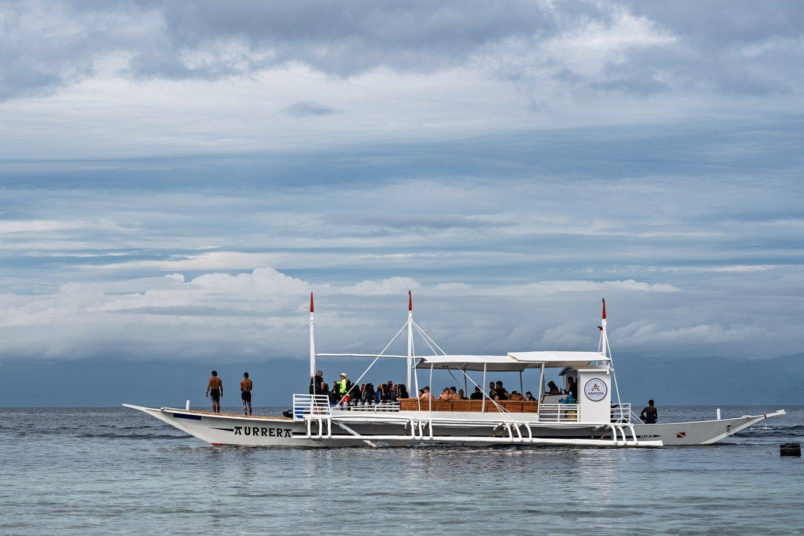 Aurrera, de grote duikboot van Amigos Dive Center, voor de kust van Moalboal