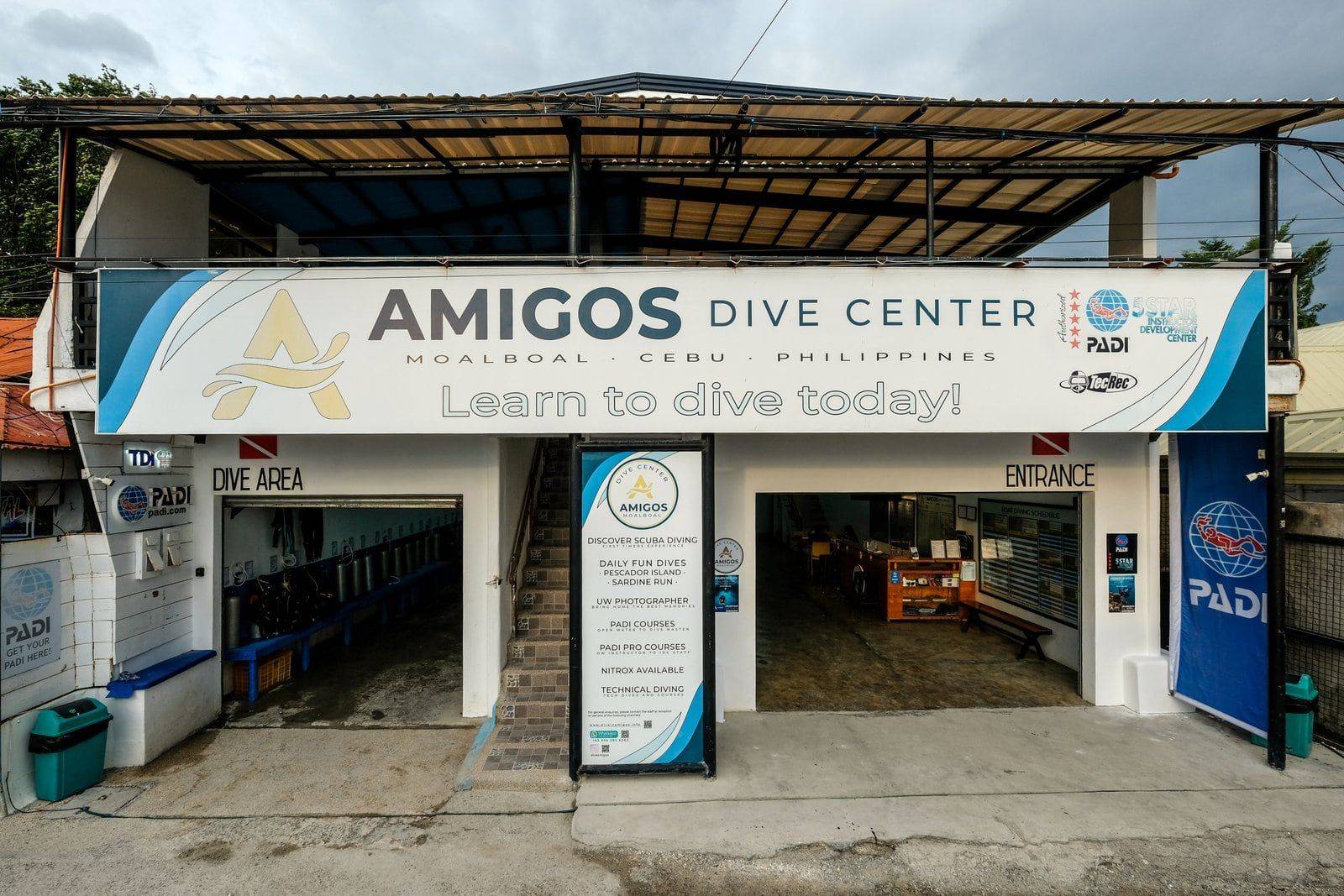 De duikshop van Amigos Dive Center aan de kustweg van Panagsama