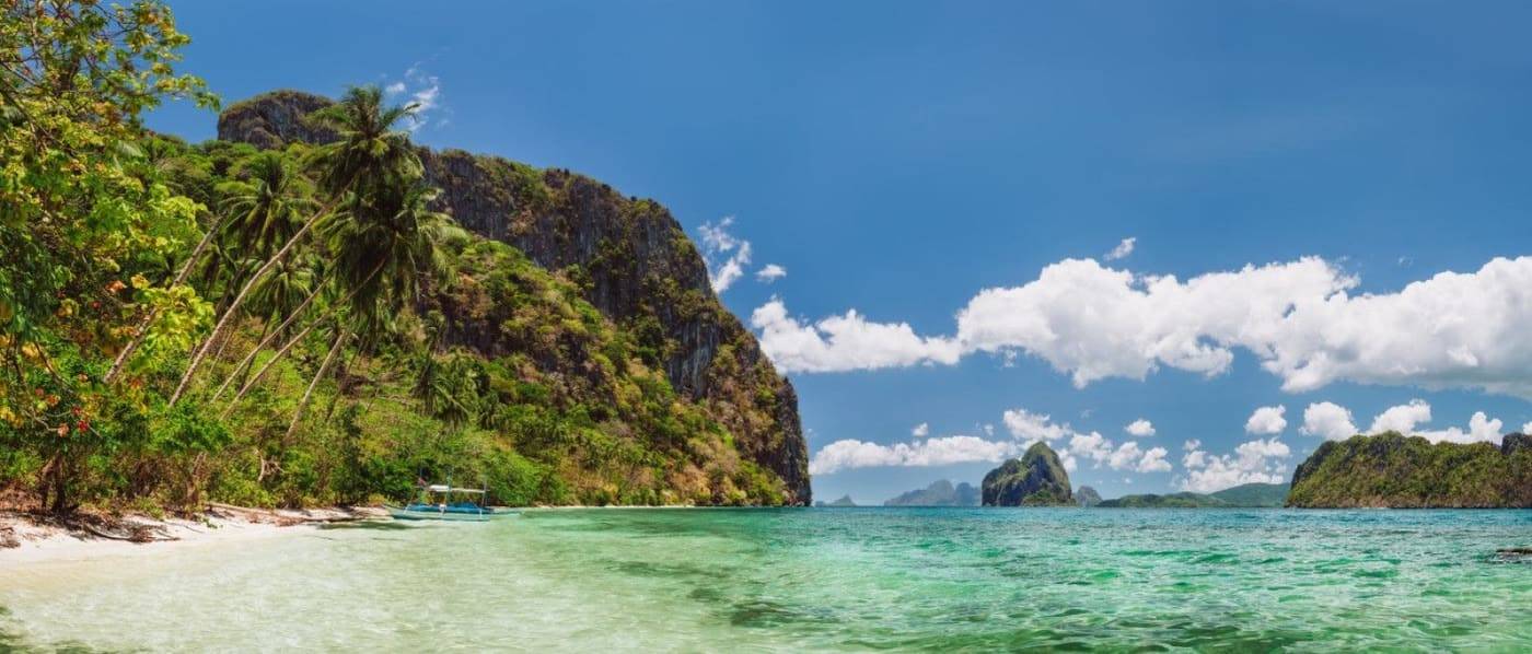 Eilandenlandschap van Palawan vanaf het water gezien