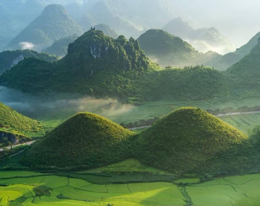 De twin mountains bij Quan Ba in de mist