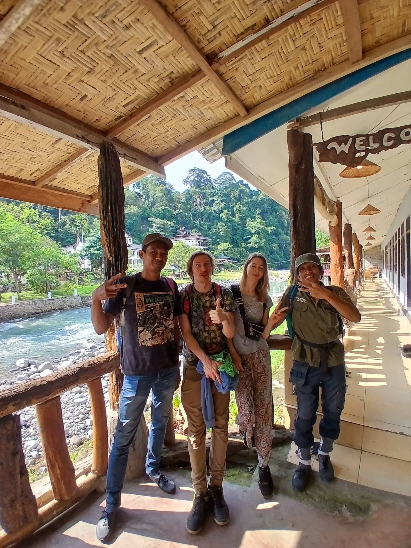 Een groep trekkers met hun gids op een veranda in Bukit Lawang