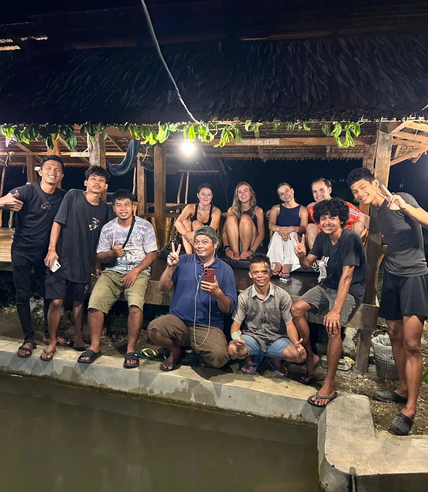 De hele groep samen na afloop van de trek, 's avonds in Bukit Lawang