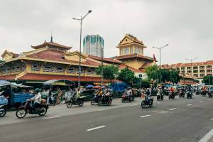 De gele markthal van Binh Tay Market met Chinese daken in Cholon