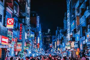 Neonverlichting en mensen op Bui Vien Street in Ho Chi Minh City
