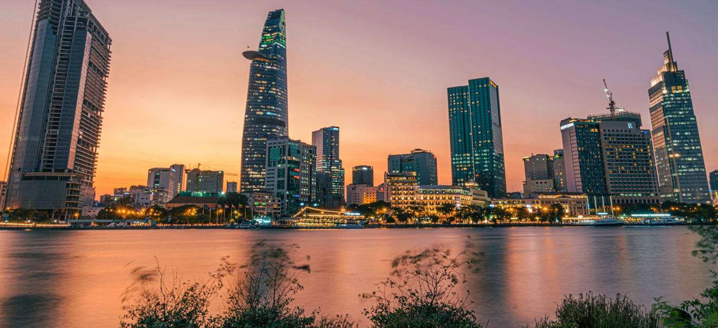 De skyline van Ho Chi Minh City bij avond
