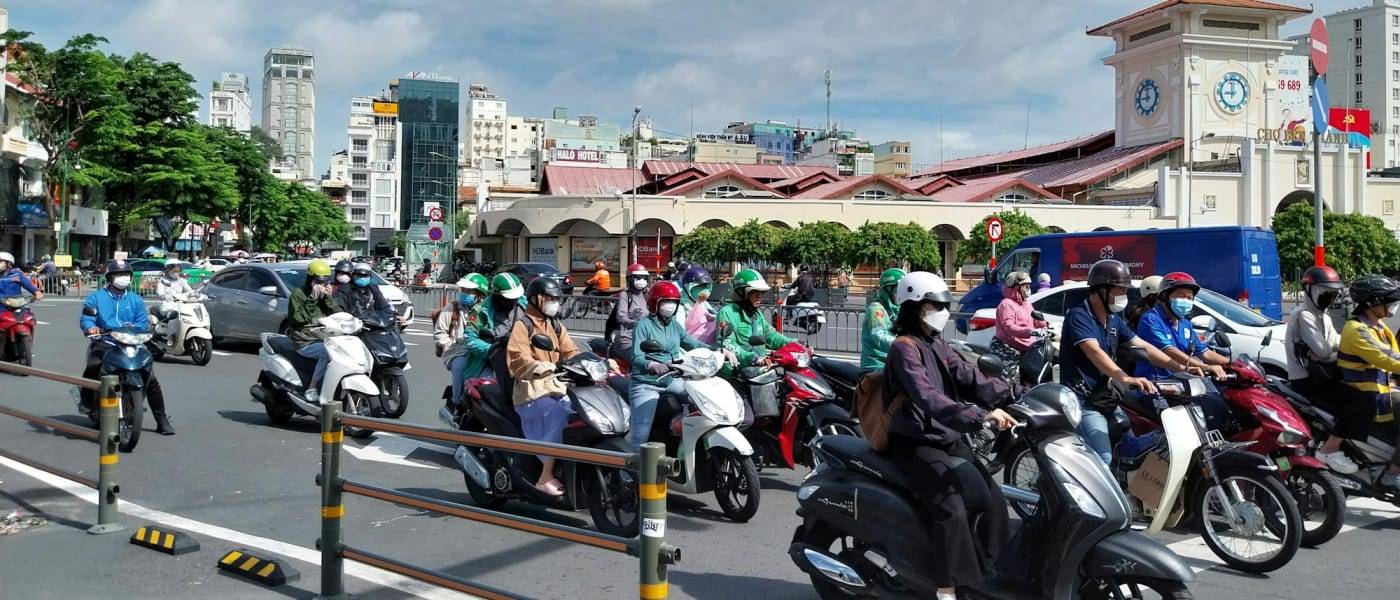 Stroom scooters op de rotonde bij Ben Thanh Market