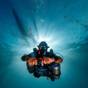 Technisch duiker met een rebreather tussen de sardines bij Moalboal