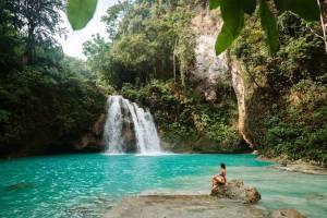 Waterval met turquoise water bij Moalboal