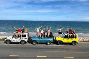 Jeeps langs de kust bij Mui Ne