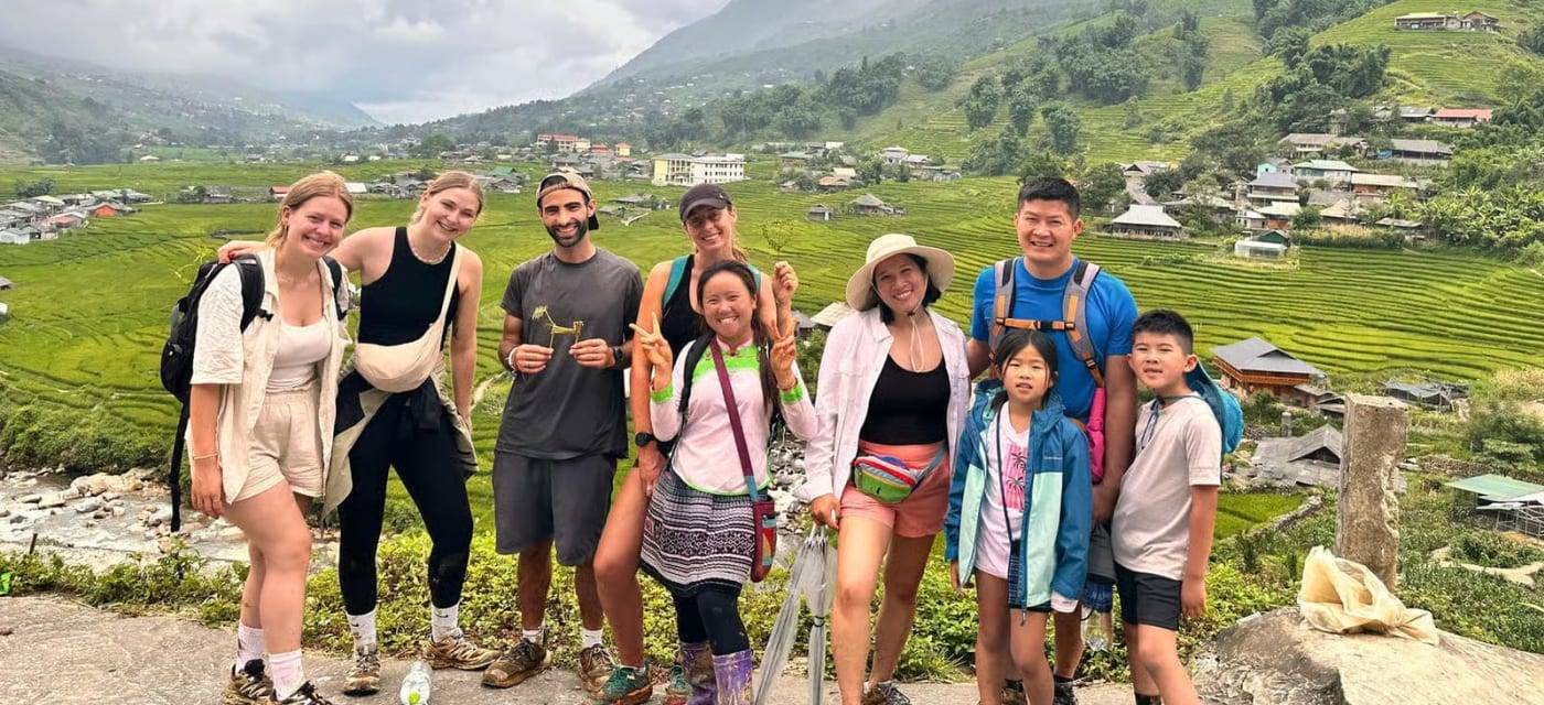 Reizigers tussen de rijstterrassen van Sapa