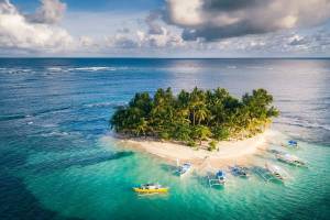 Klein eiland met palmen bij Siargao
