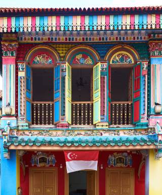 Kleurrijk Peranakan-shophouse in Little India met de Singaporese vlag