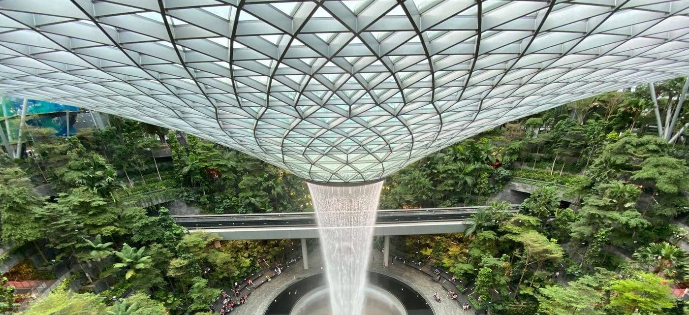 De Rain Vortex in Jewel Changi Airport tussen het groen