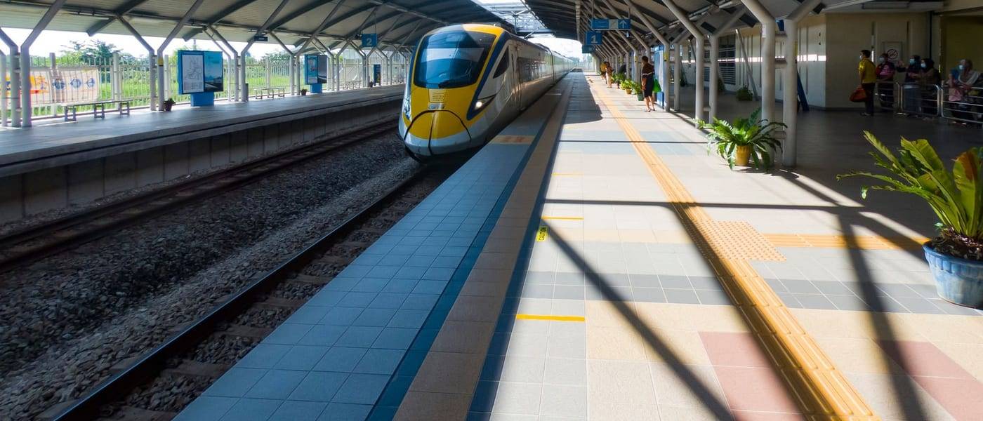 Gele ETS-trein komt een modern station binnen