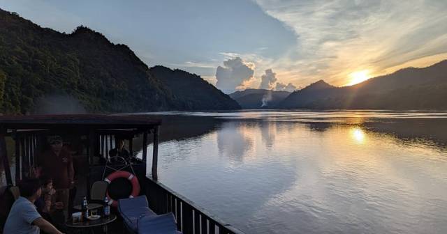 Luang Prabang: namiddag Kuang Si-watervallen en rondvaart tijdens zonsondergang