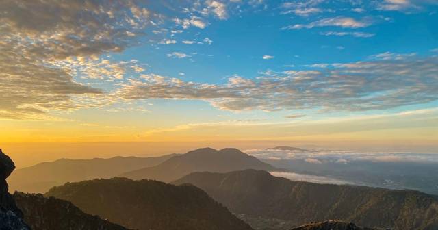 Berastagi: zonsopkomst op de Sibayak en warme bronnen