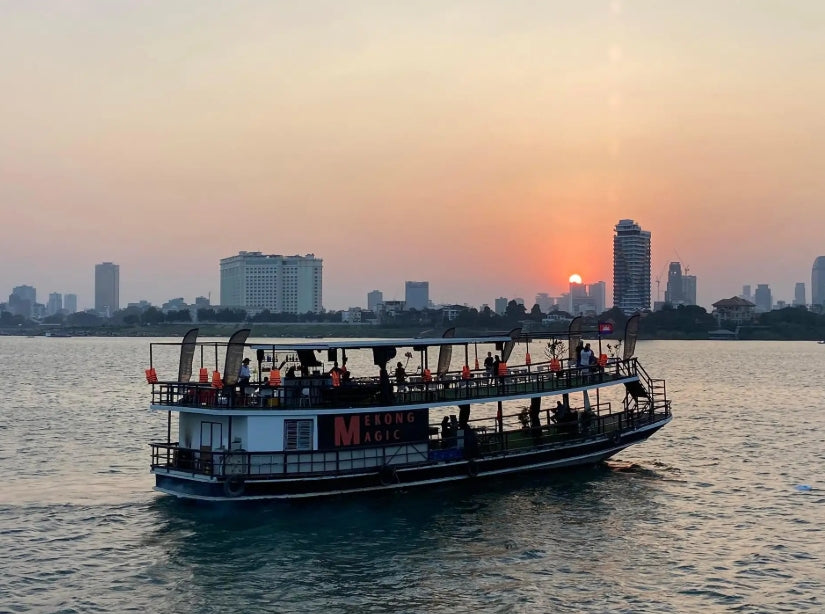 Phnom Penh: cruise bij zonsondergang met onbeperkt bier, frisdrank en barbecuebuffet