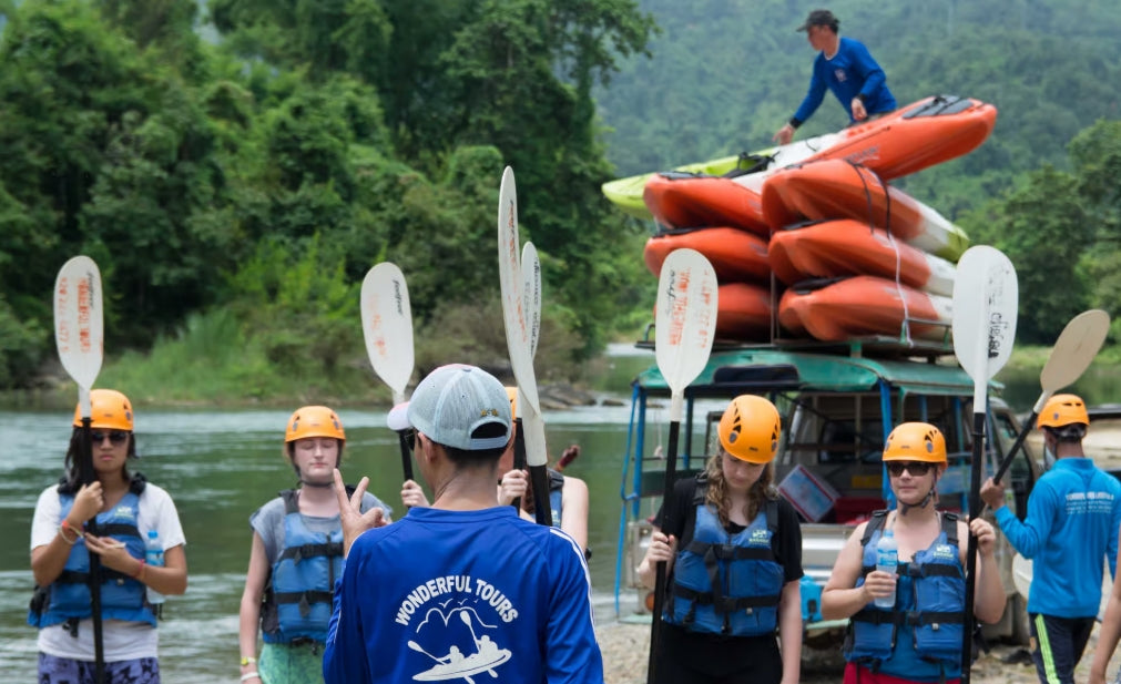 Vang Vieng: Kajakken & Cave Tubing met Zip Line/Blue Lagoon