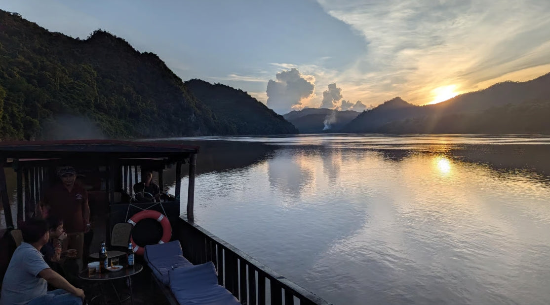 Luang Prabang: namiddag Kuang Si-watervallen en rondvaart tijdens zonsondergang