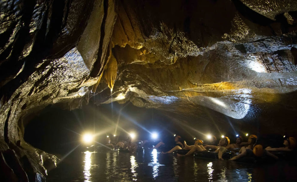 Vang Vieng: Kajakken & Cave Tubing met Zip Line/Blue Lagoon