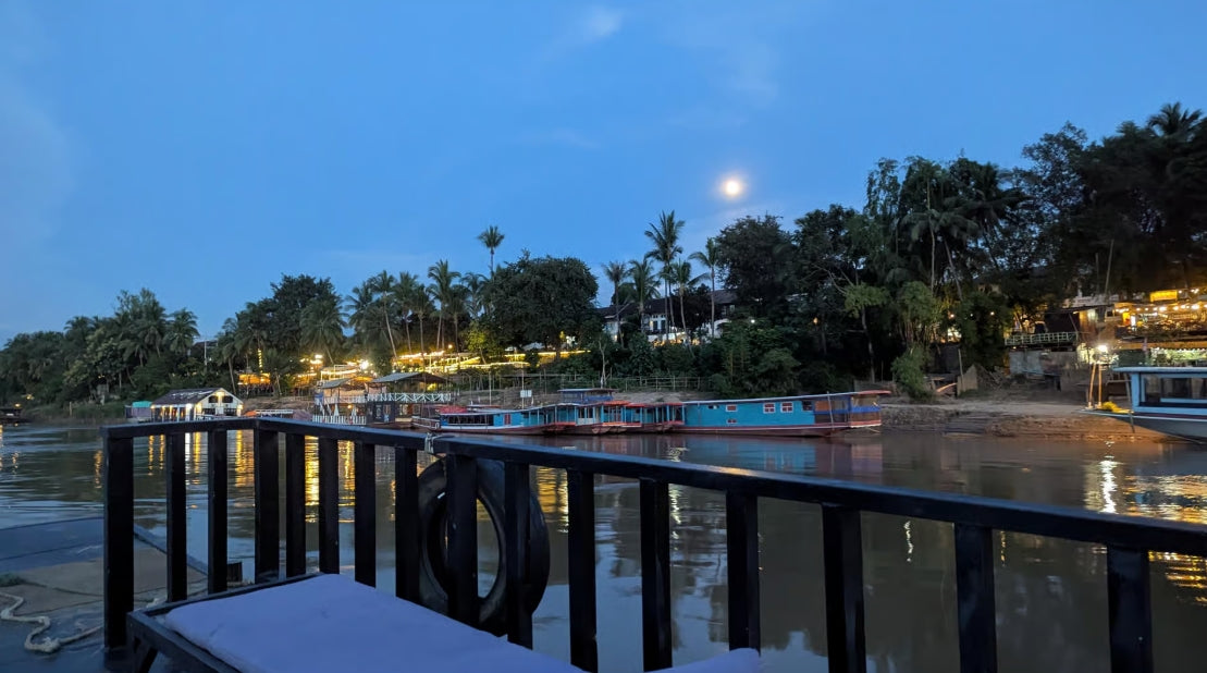 Luang Prabang: namiddag Kuang Si-watervallen en rondvaart tijdens zonsondergang