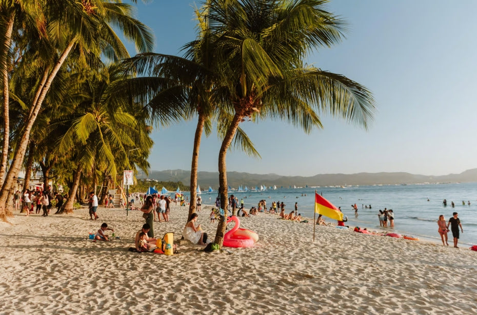 Tropisch strand in Azië bij een verblijf voor backpackers